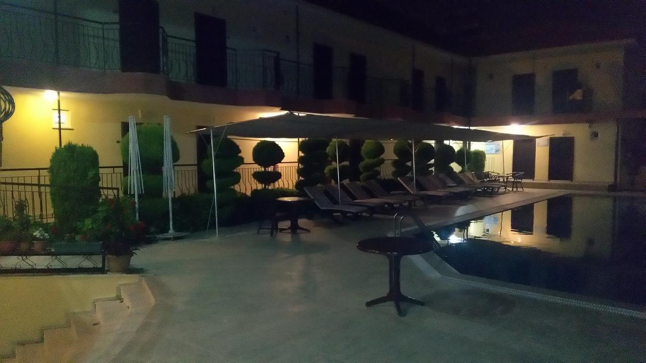 Las Palmeras Hotel Camyuva Exterior photo