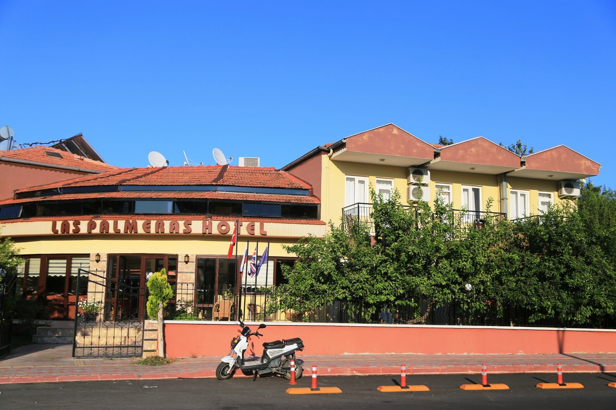 Las Palmeras Hotel Camyuva Exterior photo